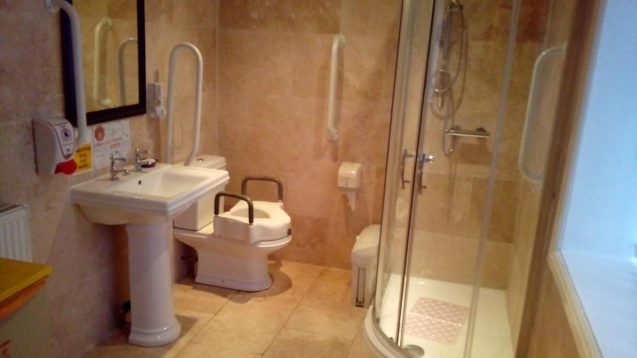 Carer 4 You Residential Home 업홀란드 외부 사진
