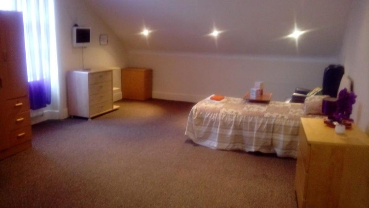 Carer 4 You Residential Home 업홀란드 외부 사진